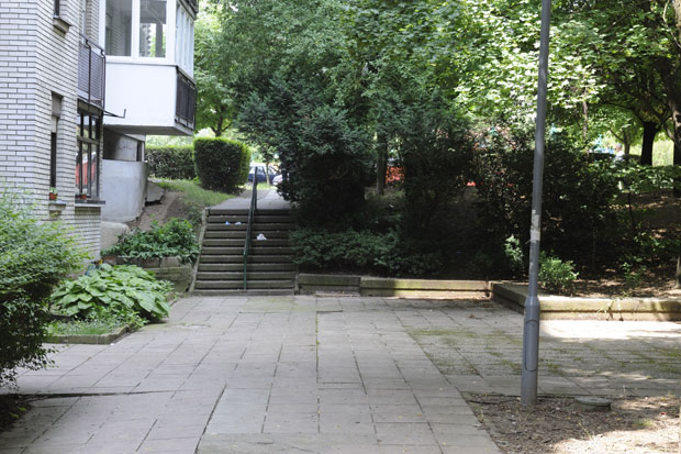 ДРАМА У БЕОГРАДУ: Убио једног, другог ранио, па га јурио да га докусури; Жртва покушала да уђе у стан непознате девојке (ФОТО)
